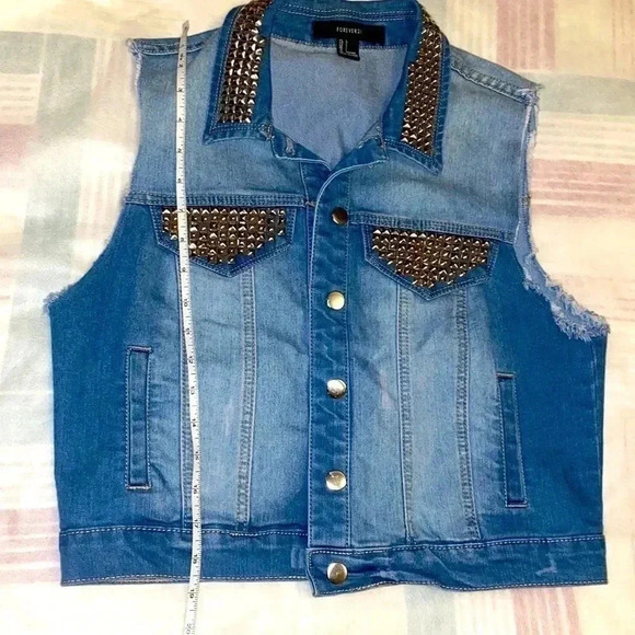 FOREVER 21 FANCY  DENIM JEANS WEST WITH METALLIC BUTTONS NEW CONDITION - Picture 4 of 6